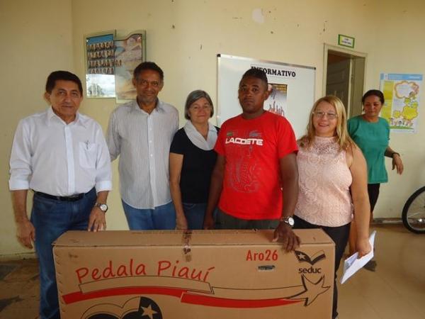 Prefeito Dr.Zé Maria faz entrega de Bicicletas aos Alunos do Interior - Imagem 18