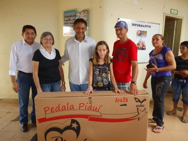 Prefeito Dr.Zé Maria faz entrega de Bicicletas aos Alunos do Interior - Imagem 24