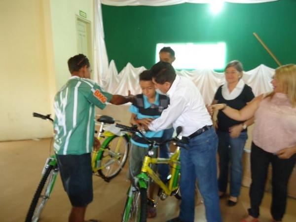 Prefeito Dr.Zé Maria faz entrega de Bicicletas aos Alunos do Interior - Imagem 35