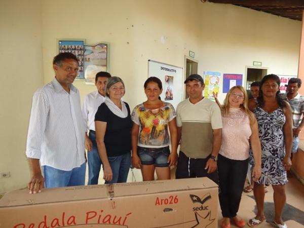 Prefeito Dr.Zé Maria faz entrega de Bicicletas aos Alunos do Interior - Imagem 12