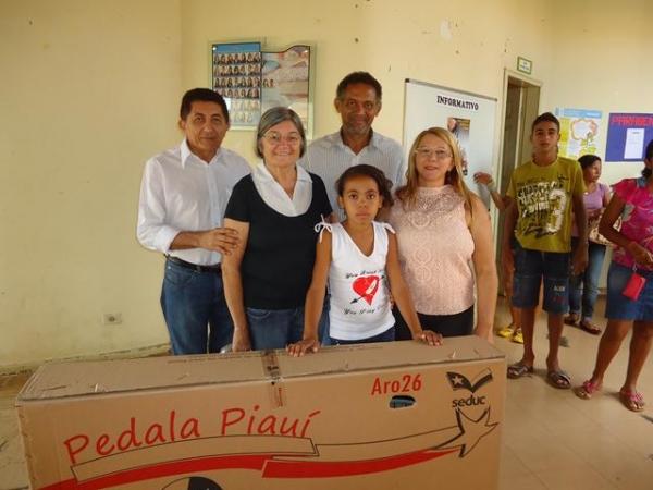 Prefeito Dr.Zé Maria faz entrega de Bicicletas aos Alunos do Interior - Imagem 14