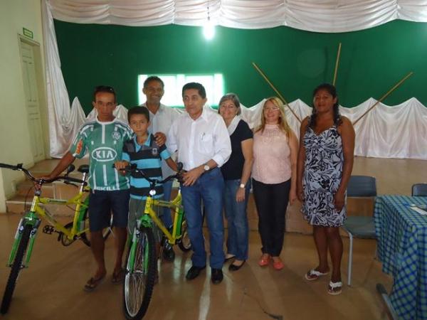 Prefeito Dr.Zé Maria faz entrega de Bicicletas aos Alunos do Interior - Imagem 36