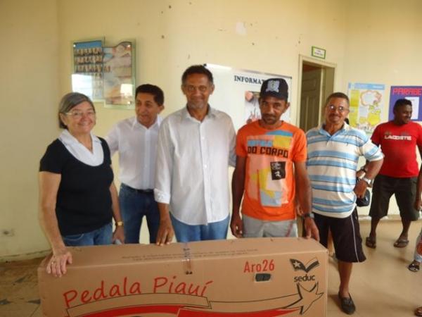 Prefeito Dr.Zé Maria faz entrega de Bicicletas aos Alunos do Interior - Imagem 20