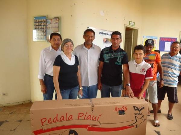 Prefeito Dr.Zé Maria faz entrega de Bicicletas aos Alunos do Interior - Imagem 21