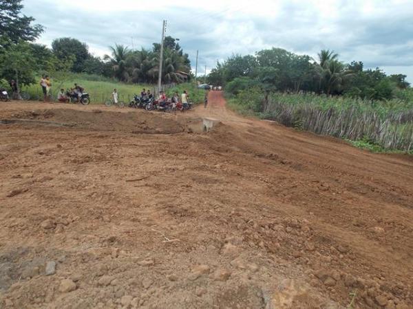 Prefeitura de Batalha recupera trecho de estrada que poderia causar desmoronamento da barragem no povoado Caraibasâ€ - Imagem 13