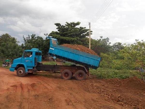 Prefeitura de Batalha recupera trecho de estrada que poderia causar desmoronamento da barragem no povoado Caraibasâ€ - Imagem 4
