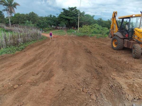 Prefeitura de Batalha recupera trecho de estrada que poderia causar desmoronamento da barragem no povoado Caraibasâ€ - Imagem 10
