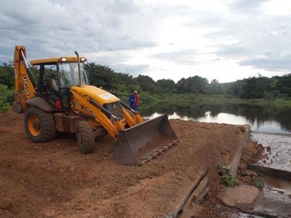 Prefeitura de Batalha recupera trecho de estrada que poderia causar desmoronamento da barragem no povoado Caraibasâ€ - Imagem 9