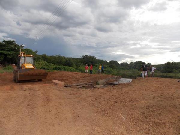 Prefeitura de Batalha recupera trecho de estrada que poderia causar desmoronamento da barragem no povoado Caraibasâ€ - Imagem 16