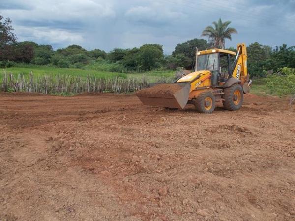 Prefeitura de Batalha recupera trecho de estrada que poderia causar desmoronamento da barragem no povoado Caraibasâ€ - Imagem 14