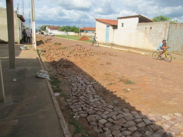 A prefeitura de Cristalândia  recupera os calçamentos - Imagem 9