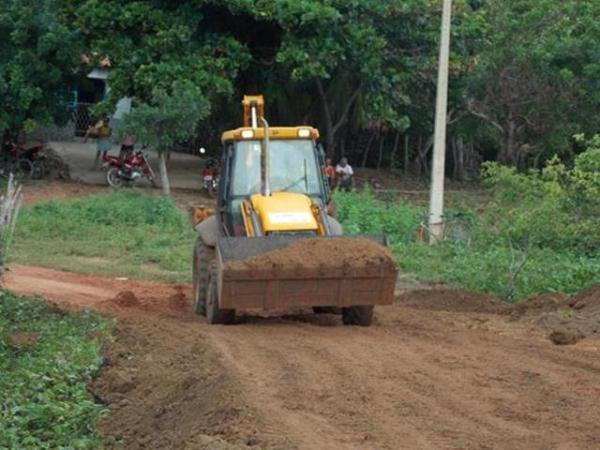 Prefeitura de Batalha recupera trecho de estrada que poderia causar desmoronamento da barragem no povoado Caraibasâ€ - Imagem 15