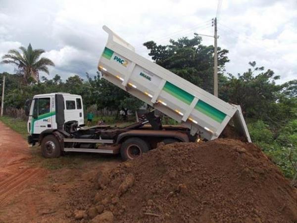 Prefeitura de Batalha recupera trecho de estrada que poderia causar desmoronamento da barragem no povoado Caraibasâ€ - Imagem 2