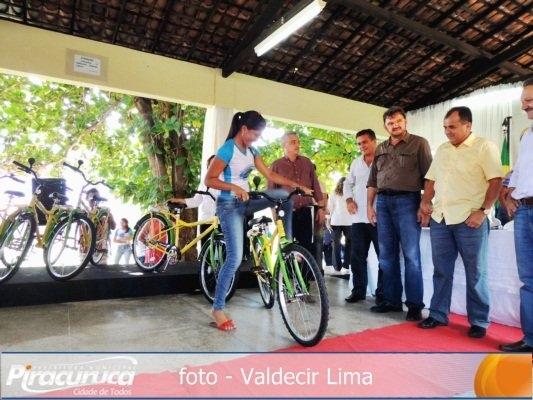 Governo inaugura pavimentação asfáltica e entrega bicicletas para alunos em Piracuruca - Imagem 2