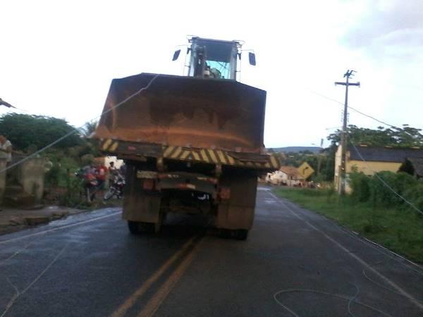 Caminhão derruba postes e causa estragos em Santa Rosa do Piauí - Imagem 1