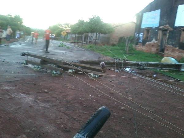 Caminhão derruba postes e causa estragos em Santa Rosa do Piauí