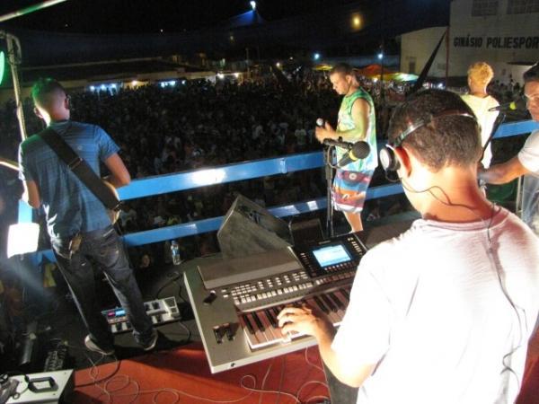 Duas bandas fizeram a animação da galera na primeira noite de carnaval em Miguel Alves - Imagem 47