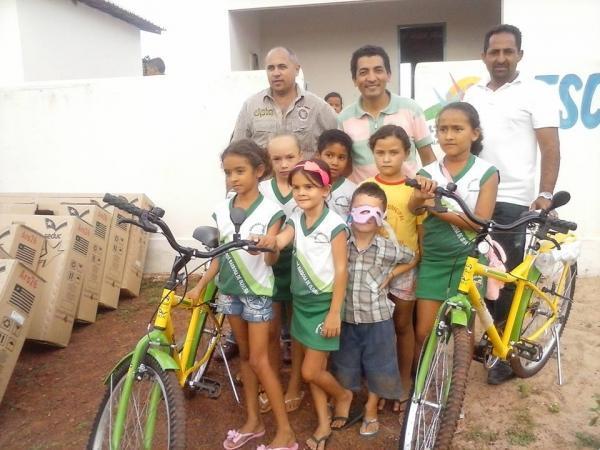 Secretaria de Educação entrega bicicletas aos alunos da rede municipal de ensino - Imagem 12