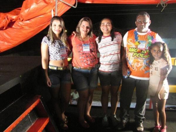 Duas bandas fizeram a animação da galera na primeira noite de carnaval em Miguel Alves - Imagem 53