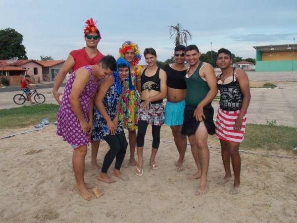 Rapaziada joga vôlei em clima de carnaval, os “Pererecas”. - Imagem 1