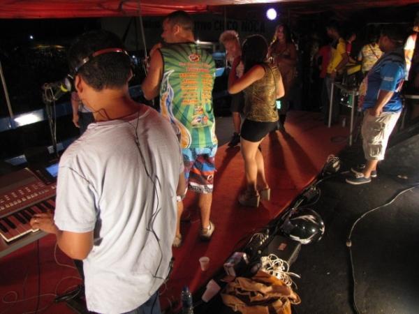 Duas bandas fizeram a animação da galera na primeira noite de carnaval em Miguel Alves - Imagem 43