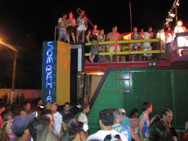 Duas bandas fizeram a animação da galera na primeira noite de carnaval em Miguel Alves - Imagem 23