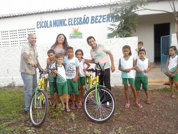Secretaria de Educação entrega bicicletas aos alunos da rede municipal de ensino - Imagem 15
