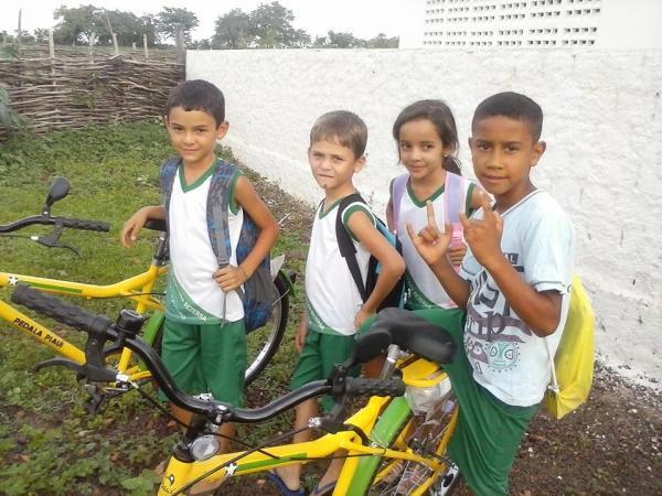 Secretaria de Educação entrega bicicletas aos alunos da rede municipal de ensino - Imagem 13