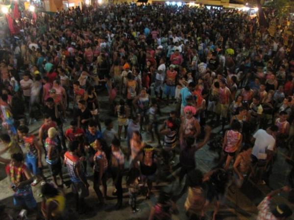 Duas bandas fizeram a animação da galera na primeira noite de carnaval em Miguel Alves - Imagem 50