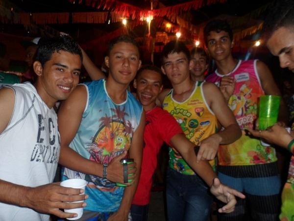 Carnaval 2014: Foliões lotaram a o corredor da folia primeira noite de carnaval - Imagem 4