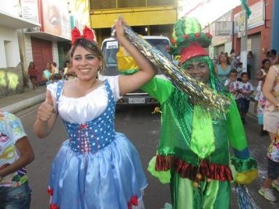 Carnaval 2014: Bloco Infantil Algodão Doce leva multidão as ruas de Valença - Imagem 6