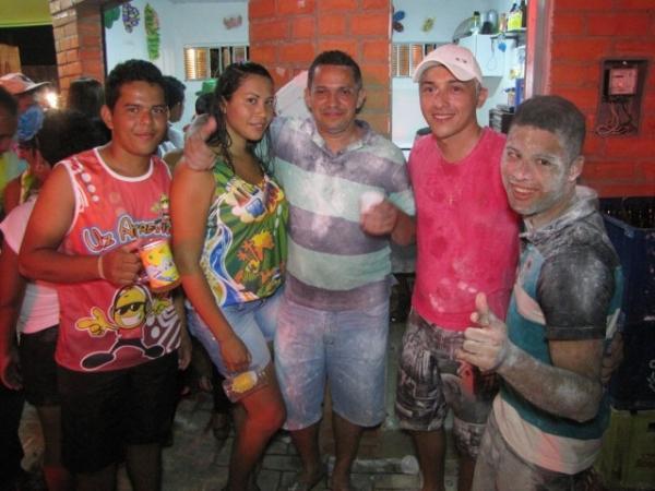 Duas bandas fizeram a animação da galera na primeira noite de carnaval em Miguel Alves - Imagem 33
