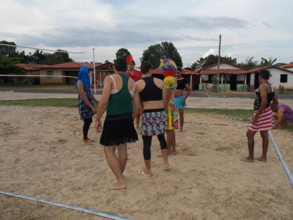 Rapaziada joga vôlei em clima de carnaval, os “Pererecas”. - Imagem 5