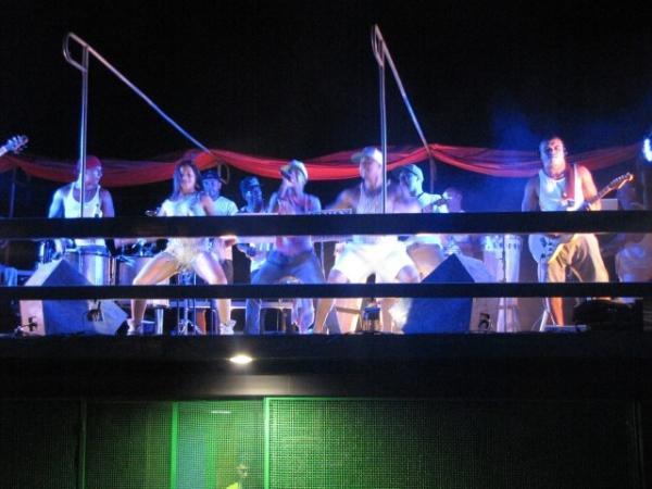 Duas bandas fizeram a animação da galera na primeira noite de carnaval em Miguel Alves - Imagem 28