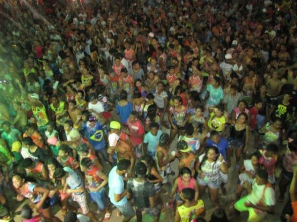 Duas bandas fizeram a animação da galera na primeira noite de carnaval em Miguel Alves - Imagem 14