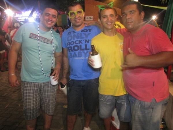 Duas bandas fizeram a animação da galera na primeira noite de carnaval em Miguel Alves - Imagem 5