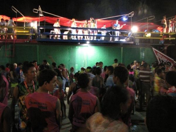 Duas bandas fizeram a animação da galera na primeira noite de carnaval em Miguel Alves - Imagem 57