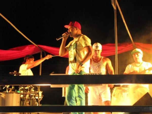 Duas bandas fizeram a animação da galera na primeira noite de carnaval em Miguel Alves - Imagem 24