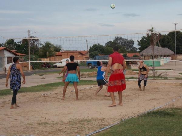 Rapaziada joga vôlei em clima de carnaval, os “Pererecas”. - Imagem 9