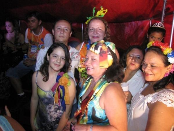 Duas bandas fizeram a animação da galera na primeira noite de carnaval em Miguel Alves - Imagem 17