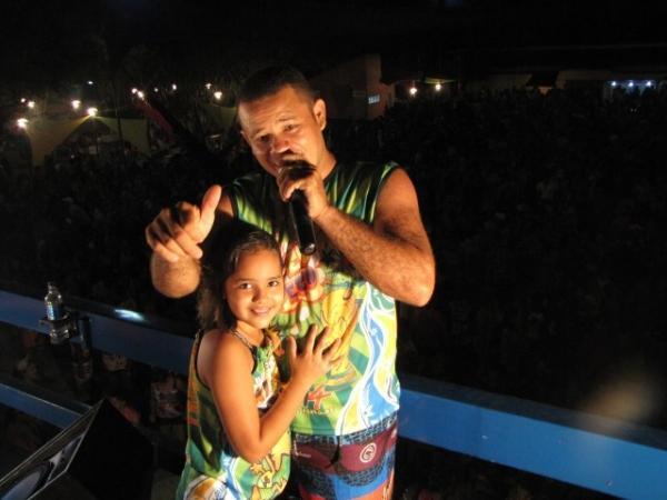 Duas bandas fizeram a animação da galera na primeira noite de carnaval em Miguel Alves - Imagem 46