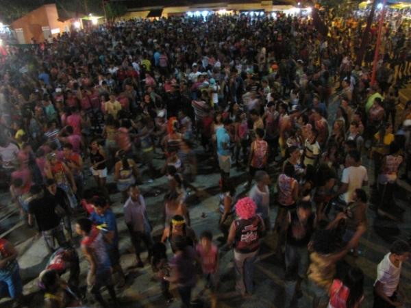 Duas bandas fizeram a animação da galera na primeira noite de carnaval em Miguel Alves - Imagem 51