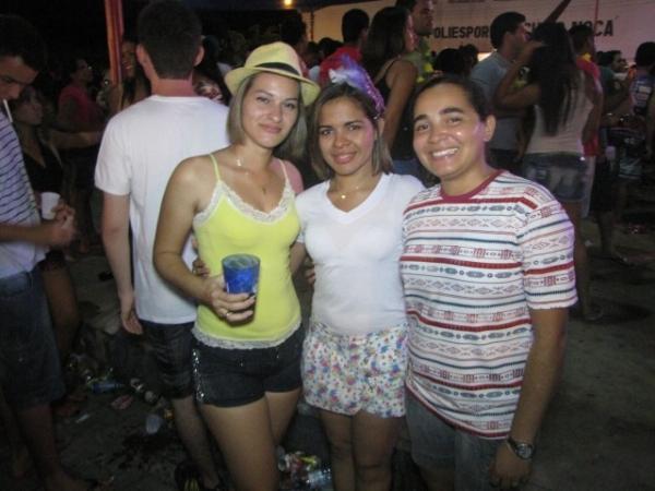 Duas bandas fizeram a animação da galera na primeira noite de carnaval em Miguel Alves - Imagem 34