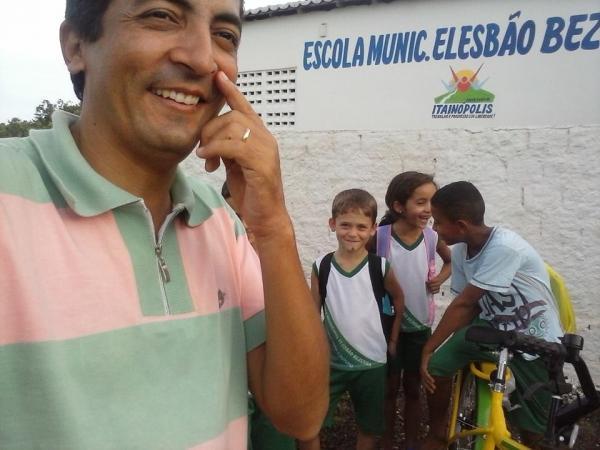Secretaria de Educação entrega bicicletas aos alunos da rede municipal de ensino - Imagem 14