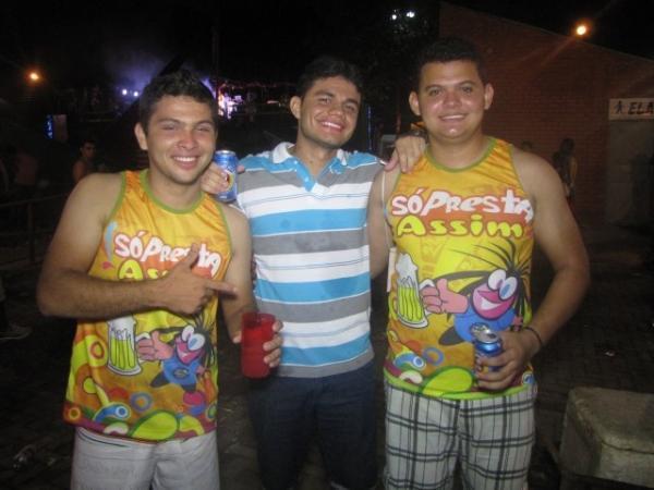 Duas bandas fizeram a animação da galera na primeira noite de carnaval em Miguel Alves - Imagem 4