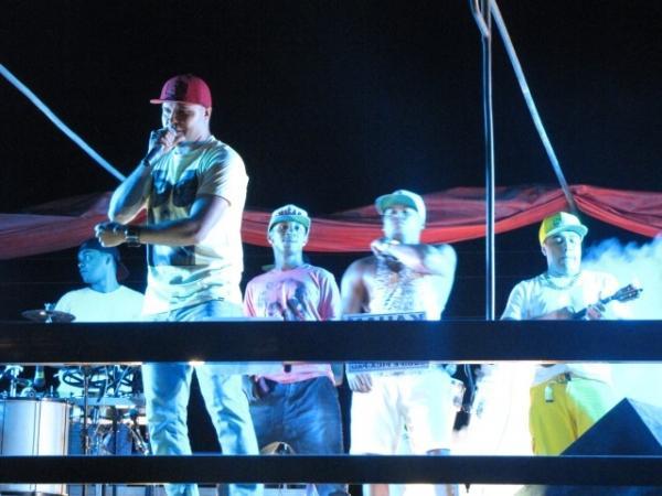 Duas bandas fizeram a animação da galera na primeira noite de carnaval em Miguel Alves - Imagem 25