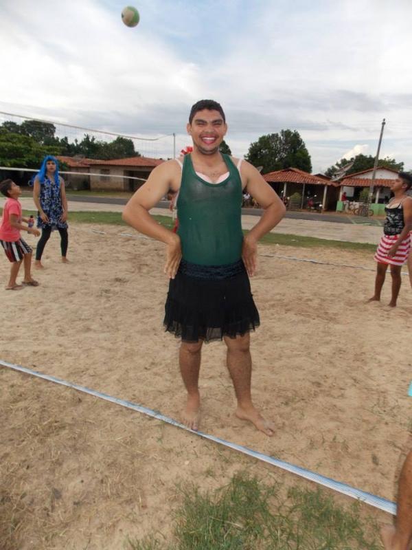 Rapaziada joga vôlei em clima de carnaval, os “Pererecas”. - Imagem 8