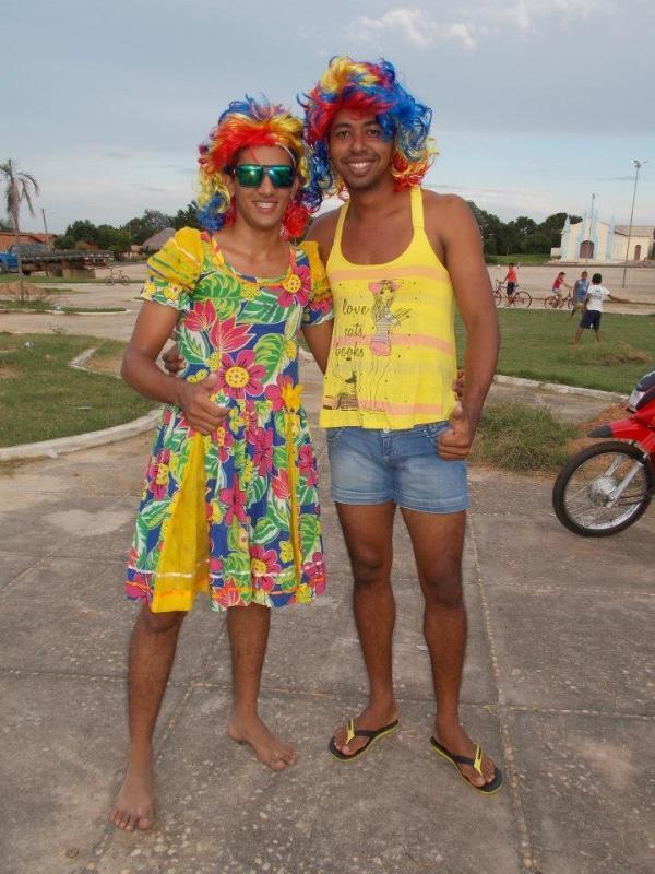 Rapaziada joga vôlei em clima de carnaval, os “Pererecas”. - Imagem 7