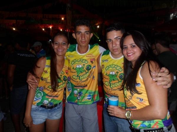 Carnaval 2014: Foliões lotaram a o corredor da folia primeira noite de carnaval - Imagem 5