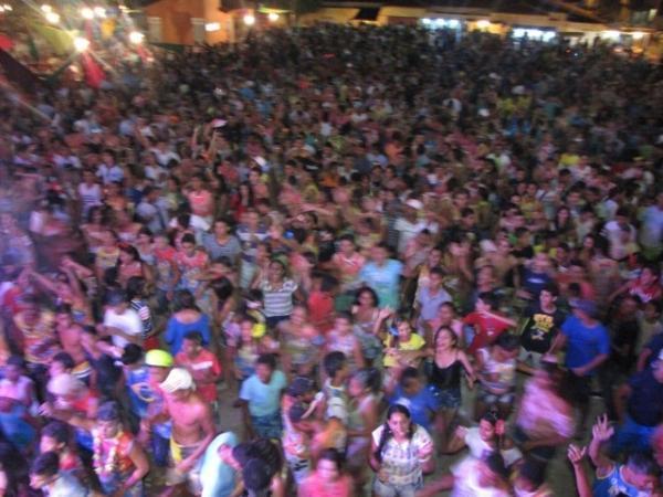 Duas bandas fizeram a animação da galera na primeira noite de carnaval em Miguel Alves - Imagem 13